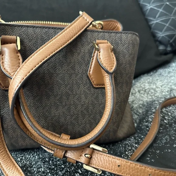 Michael Kors monogram crossbody/tote - Picture 3 of 9